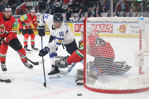 WM 2026 UNG - FIN Aleksander Barkov vor Torwart Adam Vay 16.05.2026 Swiss Life Arena Zuerich , SCHWEIZ, Eishockey Herren IIHF World Championship, WM, Weltmeisterschaft Zurich 2026 Gruppe A Ungarn - Finnland Aleksander Barkov (FIN) vor Torwart Adam Vay (UNG)