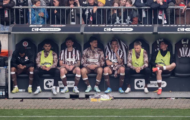 Jackson Irvine (FC St. Pauli) enttaeuscht Fussball, 1.BL, Saison 2025 2026, Herren, FC St.Pauli gegen VfL Wolfsburg, 34.Spieltag , 1-3 Wolfsburg damit in der Relegation und St Pauli ist abgestiegen DFL REGULATIONS PROHIBIT ANY USE OF PHOTOGRAPHS AS IMAGE SEQUENCES AND OR QUASI-VIDEO.