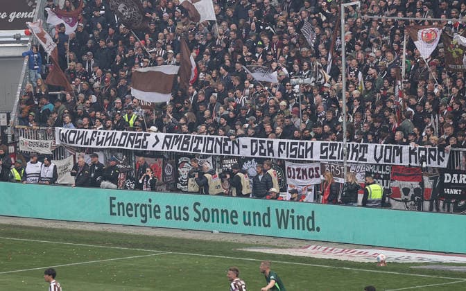 Banner im Fanblock des FC St Pauli Fussball, 1.BL, Saison 2025 2026, Herren, FC St.Pauli gegen VfL Wolfsburg, 34.Spieltag , 1-3 Wolfsburg damit in der Relegation und St Pauli ist abgestiegen DFL REGULATIONS PROHIBIT ANY USE OF PHOTOGRAPHS AS IMAGE SEQUENCES AND OR QUASI-VIDEO.