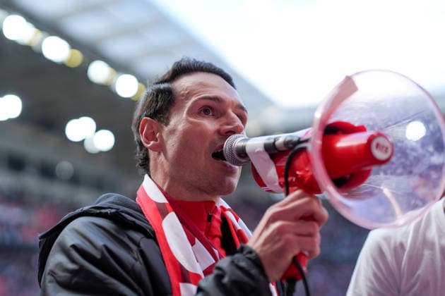 Nicolas Höfler Nicolas Hoefler (SC Freiburg, 27) wwird von den Fans gefeiert, Abschied, Megafon , Deutschland, Fussball, 1. Bundesliga, 34.Spieltag, 2025 2026, SC Freiburg vs. RB Leipzig, 16.05.2026, Europa-Park Stadion, Freiburg Freiburg Europa-Park Stadion Baden-Württemberg Deutschland Copyright: xArnexAmbergx