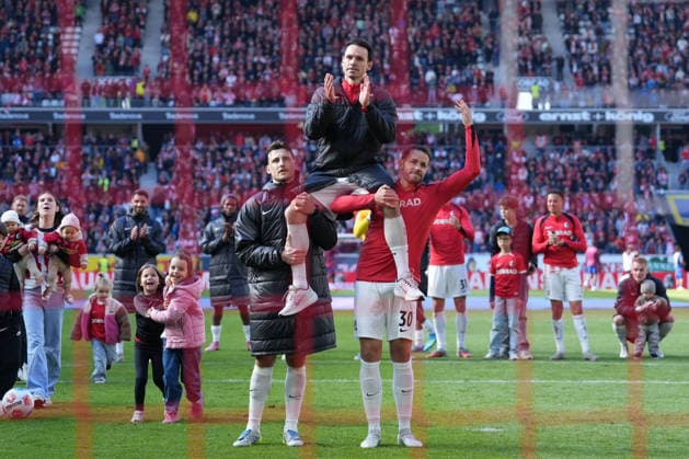 Maximilian Eggestein (SC Freiburg, 08) und Christian Günter Christian Guenter (SC Freiburg, 30) tragen Nicolas Höfler Nicolas Hoefler (SC Freiburg, 27) auf den Schultern, Abschied , Deutschland, Fussball, 1. Bundesliga, 34.Spieltag, 2025 2026, SC Freiburg vs. RB Leipzig, 16.05.2026, Europa-Park Stadion, Freiburg Freiburg Europa-Park Stadion Baden-Württemberg Deutschland Copyright: xArnexAmbergx