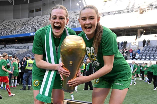260516 Hammarbys Sofia Reidy och Svea Rehnberg jublar med pokalen efter finalen i Svenska Cupen mellan Hammarby och Häcken den 16 maj 2026 i Stockholm. Copyright: EMMAxWALLSKOG BB260516EW102