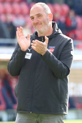 16.05.2026, xrekx, Fussball 1.Bundesliga, 1.FC Heidenheim - FSV Mainz 05 v.l. Frank Schmidt Trainer (1.FC Heidenheim 1846) bedankt bedanken sich bei den Fans, the player thanks the fans for their support (DFL DFB REGULATIONS PROHIBIT ANY USE OF PHOTOGRAPHS as IMAGE SEQUENCES and or QUASI-VIDEO) Heidenheim