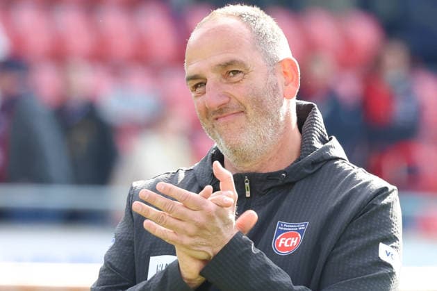 16.05.2026, xrekx, Fussball 1.Bundesliga, 1.FC Heidenheim - FSV Mainz 05 v.l. Frank Schmidt Trainer (1.FC Heidenheim 1846) bedankt bedanken sich bei den Fans, the player thanks the fans for their support (DFL DFB REGULATIONS PROHIBIT ANY USE OF PHOTOGRAPHS as IMAGE SEQUENCES and or QUASI-VIDEO) Heidenheim