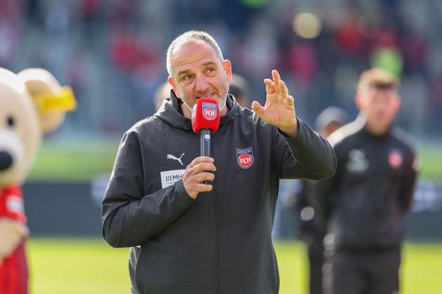 Cheftrainer Frank Schmidt (1FC Heidenheim 1846) bedankt sich trotz des Abstiegs bei den Fans mit einer flammenden Rede,, 1. FC Heidenheim vs. 1. FSV Mainz 05, Fussball, Maenner, Bundesliga, DFL, Saison 2025 2026, 34. Spieltag, Rueckrunde, 16.05.2026 DFB regulations prohibit any use of photographs as image sequences and or quasi-video Heidenheim Baden-Wuerttemberg Deutschland