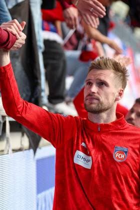 Patrick Mainka 6 (1FC Heidenheim 1846) bei den Fans nach dem Spiel, 1. FC Heidenheim vs. 1. FSV Mainz 05, Fussball, Maenner, Bundesliga, DFL, Saison 2025 2026, 34. Spieltag, Rueckrunde, 16.05.2026 DFB regulations prohibit any use of photographs as image sequences and or quasi-video Heidenheim Baden-Wuerttemberg Deutschland