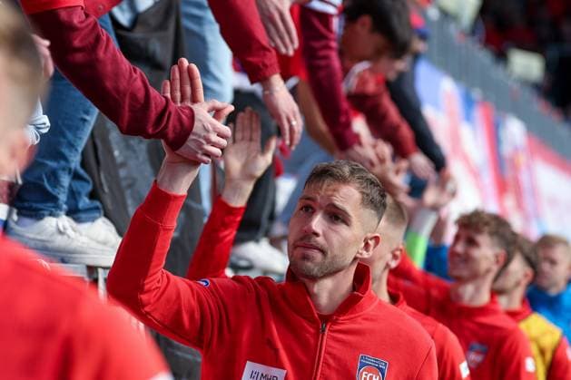 Marvin Pieringer 18 (1FC Heidenheim 1846) nach dem Spiel bei den Fans, 1. FC Heidenheim vs. 1. FSV Mainz 05, Fussball, Maenner, Bundesliga, DFL, Saison 2025 2026, 34. Spieltag, Rueckrunde, 16.05.2026 DFB regulations prohibit any use of photographs as image sequences and or quasi-video Heidenheim Baden-Wuerttemberg Deutschland