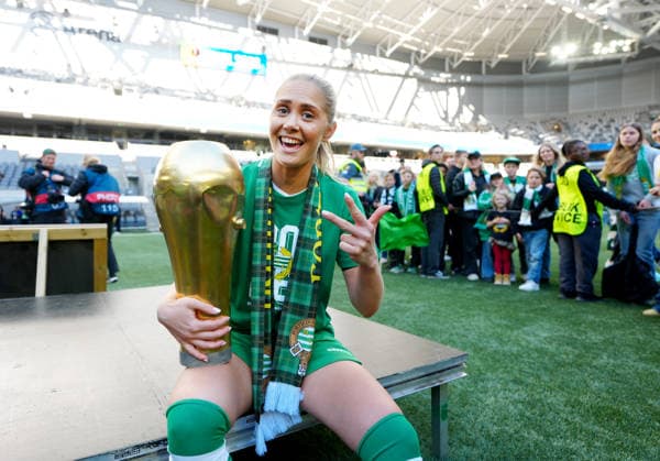 STOCKHOLM, SVERIGE 20260516 Hammarbys Alice Carlsson firar med pokalen efter segern i lördagens finalmatch i Svenska cupen mellan Hammarby IF och BK Häcken FF pa 3Arena. STOCKHOLM SVERIGE x10658x