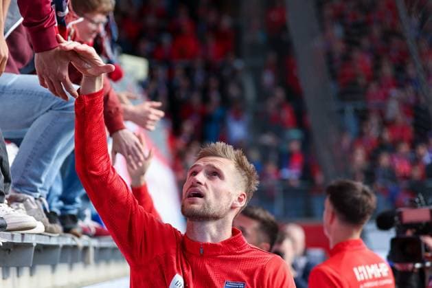 Patrick Mainka 6 (1FC Heidenheim 1846) enttaeuscht bei den Fans nach dem Spiel, 1. FC Heidenheim vs. 1. FSV Mainz 05, Fussball, Maenner, Bundesliga, DFL, Saison 2025 2026, 34. Spieltag, Rueckrunde, 16.05.2026 DFB regulations prohibit any use of photographs as image sequences and or quasi-video Heidenheim Baden-Wuerttemberg Deutschland