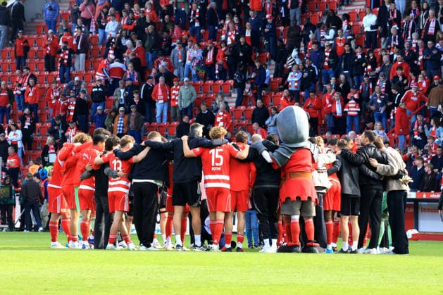 DEU, DFL, 1. FBL, 1.FC Union vs. FC Augsburg, 16.05.2026, Stadion Alte Foersterei, Berlin, DEU, DFL, 1. FBL, 1.FC Union vs. FC Augsburg, im Bild: Unioner-Spielerkreis DFL - regulations prohibit any use of Photographs as image sequences and or quasi-video