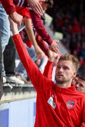 Patrick Mainka 6 (1FC Heidenheim 1846) bei den Fans nach dem Spiel, Enttaeuschung, Frust , 1. FC Heidenheim vs. 1. FSV Mainz 05, Fussball, Maenner, Bundesliga, DFL, Saison 2025 2026, 34. Spieltag, Rueckrunde, 16.05.2026 DFB regulations prohibit any use of photographs as image sequences and or quasi-video Heidenheim Baden-Wuerttemberg Deutschland