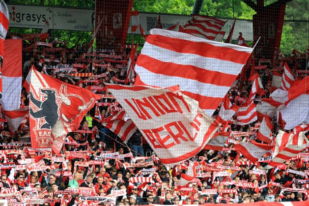 DEU, DFL, 1. FBL, 1.FC Union vs. FC Augsburg, 16.05.2026, Stadion Alte Foersterei, Berlin, DEU, DFL, 1. FBL, 1.FC Union vs. FC Augsburg, im Bild: 1.FC Union-Fans, Fahnen DFL - regulations prohibit any use of Photographs as image sequences and or quasi-video