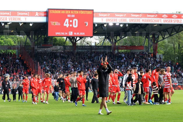 DEU, DFL, 1. FBL, 1.FC Union vs. FC Augsburg, 16.05.2026, Stadion Alte Foersterei, Berlin, DEU, DFL, 1. FBL, 1.FC Union vs. FC Augsburg, im Bild: Unioner-Spielerkreis, Anzeigetafel mit dem Endergebnis, 4:0 DFL - regulations prohibit any use of Photographs as image sequences and or quasi-video