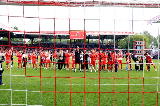 DEU, DFL, 1. FBL, 1.FC Union vs. FC Augsburg, 16.05.2026, Stadion Alte Foersterei, Berlin, DEU, DFL, 1. FBL, 1.FC Union vs. FC Augsburg, im Bild: Unioner-Spielerkreis, Anzeigetafel mit dem Endergebnis, 4:0 DFL - regulations prohibit any use of Photographs as image sequences and or quasi-video