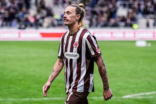 Deutschland: Fußball Bundesliga 2025 26, 34. Spieltag FC St. Pauli vs VfL Wolfsburg Millerntor-Stadion (Hamburg): Jackson Irvine (FC St. Pauli, 7), traurig, niedergeschlagen *** Germany Soccer Bundesliga 2025 26, 34 Matchday FC St Pauli vs VfL Wolfsburg Millerntor Stadion Hamburg Jackson Irvine FC St Pauli, 7 , sad, dejected Copyright: xStefanxTrochax