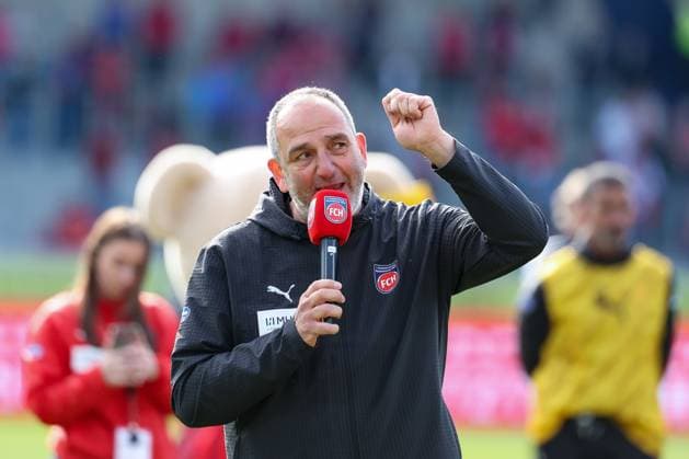 Cheftrainer Frank Schmidt (1FC Heidenheim 1846) bedankt sich trotz des Abstiegs bei den Fans mit einer flammenden Rede,, 1. FC Heidenheim vs. 1. FSV Mainz 05, Fussball, Maenner, Bundesliga, DFL, Saison 2025 2026, 34. Spieltag, Rueckrunde, 16.05.2026 DFB regulations prohibit any use of photographs as image sequences and or quasi-video Heidenheim Baden-Wuerttemberg Deutschland