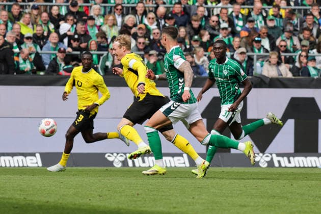 16.05.2026, xgrfx, Fussball 1.Bundesliga, SV Werder Bremen - Borussia Dortmund v.l. Julian Brandt (Borussia Dortmund), Marco Friedl (Werder Bremen) (DFL DFB REGULATIONS PROHIBIT ANY USE OF PHOTOGRAPHS as IMAGE SEQUENCES and or QUASI-VIDEO) Bremen