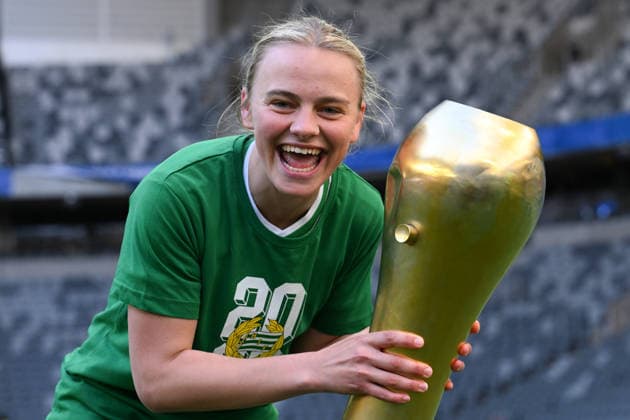 260516 Hammarbys Mari Nyhagen jublar med pokalen efter finalen i Svenska Cupen mellan Hammarby och Häcken den 16 maj 2026 i Stockholm. Copyright: EMMAxWALLSKOG BB260516EW115
