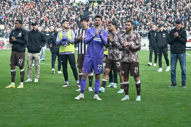 Die St Pauli-Spieler mit Cheftrainer Alexander Blessin (FC St Pauli) rechts bei den Fans , FC St Pauli - VFL Wolfsburg, Fussball, Bundesliga, DFL, 16.05.2026 DFB regulations prohibit any use of photographs as image sequences and or quasi-video Hamburg Hamburg Deutschland *** The St Pauli players with head coach Alexander Blessin FC St Pauli right with the fans , FC St Pauli VFL Wolfsburg, Football, Bundesliga, DFL, 16 05 2026 DFB regulations prohibit any use of photographs as image sequences and or quasi video Hamburg Hamburg Germany Copyright: xkolbert-press BurghardxSchreyerx