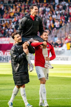 16.05.2026, xdaymx, Fussball 1.Bundesliga, SC Freiburg - RB Leipzig. Nicolas Höfler wird nach seinem letzten Spiel von Maximilian Eggestein und Christian Günter auf der Schulter getragen. Nicolas Höfler bedankt sich vor den Heimfans. (DFL DFB REGULATIONS PROHIBIT ANY USE OF PHOTOGRAPHS as IMAGE SEQUENCES and or QUASI-VIDEO) Freiburg