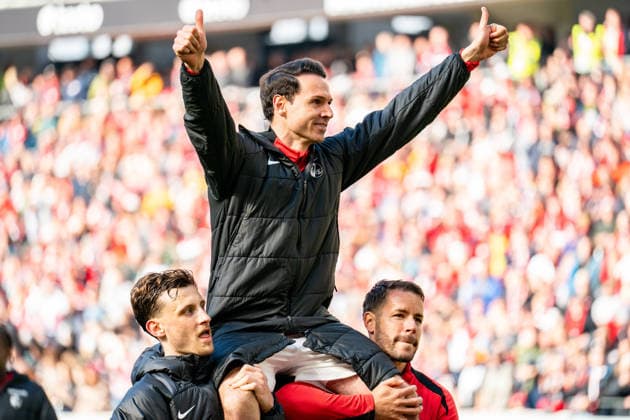 16.05.2026, xdaymx, Fussball 1.Bundesliga, SC Freiburg - RB Leipzig. Nicolas Höfler wird nach seinem letzten Spiel von Maximilian Eggestein und Christian Günter auf der Schulter getragen. Nicolas Höfler bedankt sich vor den Heimfans. (DFL DFB REGULATIONS PROHIBIT ANY USE OF PHOTOGRAPHS as IMAGE SEQUENCES and or QUASI-VIDEO) Freiburg