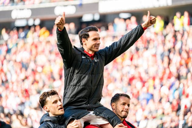 16.05.2026, xdaymx, Fussball 1.Bundesliga, SC Freiburg - RB Leipzig. Nicolas Höfler wird nach seinem letzten Spiel von Maximilian Eggestein und Christian Günter auf der Schulter getragen. Nicolas Höfler bedankt sich vor den Heimfans. (DFL DFB REGULATIONS PROHIBIT ANY USE OF PHOTOGRAPHS as IMAGE SEQUENCES and or QUASI-VIDEO) Freiburg
