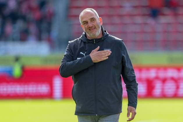 Cheftrainer Frank Schmidt (1FC Heidenheim 1846) bedankt sich bei den Fans, 1. FC Heidenheim vs. 1. FSV Mainz 05, Fussball, Maenner, Bundesliga, DFL, Saison 2025 2026, 34. Spieltag, Rueckrunde, 16.05.2026 DFB regulations prohibit any use of photographs as image sequences and or quasi-video Heidenheim Baden-Wuerttemberg Deutschland