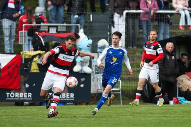 16.05.2026, Fussball, Herren, Regionalliga Nord, 34. Spieltag, Altona 93 - BSV Kickers Emden Nick Stepantsev (blau 39 BSV Kickers Emden) >Josh Redfield (5 Altona 93)