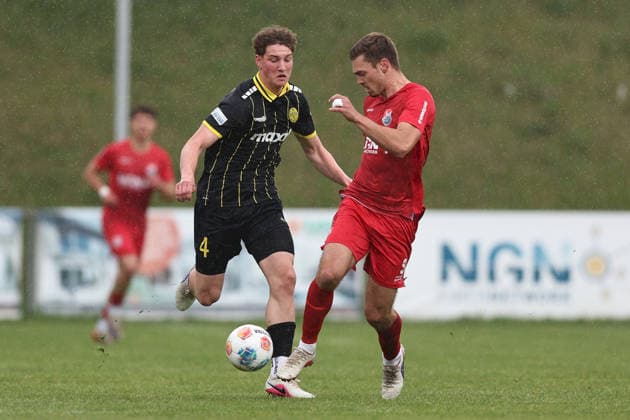 16.05.2026, Herren, Fussball, Saison 2025 2026, Regionalliga Bayern, 34. Spieltag: TSV Aubstadt - SpVgg Bayreuth Felix Schäffner ( 4, SpVgg Bayreuth) und Max Grimm ( 9, TSV Aubstadt) Sulzfeld Schulstadion Aubstadt (NGN Arena) Bayern Deutschland