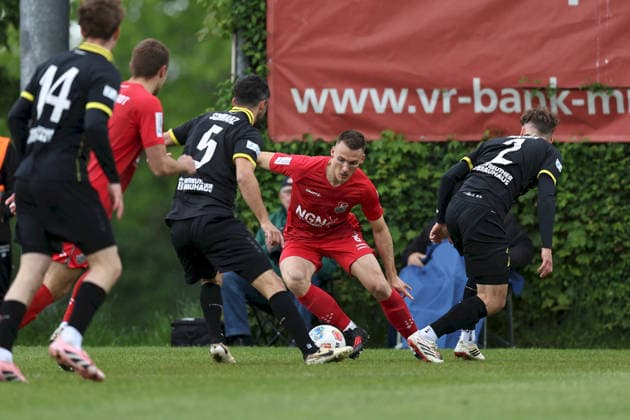 16.05.2026, Herren, Fussball, Saison 2025 2026, Regionalliga Bayern, 34. Spieltag: TSV Aubstadt - SpVgg Bayreuth Nico Schmidt ( 8, TSV Aubstadt) im Duell mit Edwin Schwarz ( 5, SpVgg Bayreuth) und Leon Bucher ( 2, SpVgg Bayreuth) Sulzfeld Schulstadion Aubstadt (NGN Arena) Bayern Deutschland