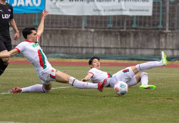 vergebene Torchance durch Aris Isa Malaj (FC Augsburg II 33), Ryota Onoda (FC Augsburg II 10, hinten); FC Augsburg II vs. FC Memmingen, 34. Spieltag, Saison 2025-2026;