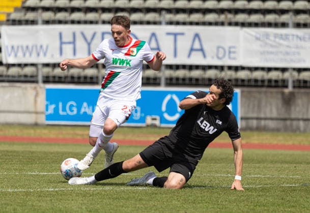 David Deger (FC Augsburg II 21) setzt sich durch; FC Augsburg II vs. FC Memmingen, 34. Spieltag, Saison 2025-2026;