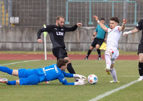 Torchance Oliver Sorg (FC Augsburg II 30) gegen Felix Unger (Torwart FC Memmingen) und Kim Paschek; FC Augsburg II vs. FC Memmingen, 34. Spieltag, Saison 2025-2026;