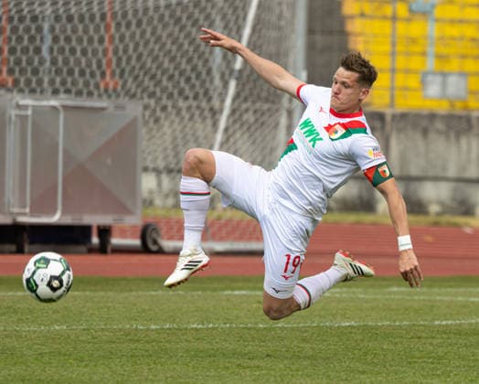 Lukas Aigner (FC Augsburg II 19) kämpft um den Ball, FC Augsburg II vs. FC Memmingen, 34. Spieltag, Saison 2025-2026;