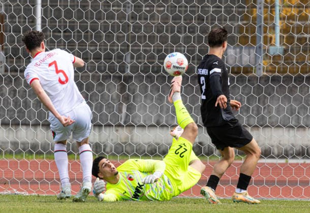 akrobatische Rettungstat von Noah George (Torwart FC Augsburg II 22) gegen Noah Hill (FC Memmingen), FC Augsburg II vs. FC Memmingen, 34. Spieltag, Saison 2025-2026;