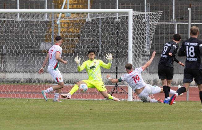 0:1 durch Philipp Kirsamer (FC Memmingen 9) in der Nachspielzeit gegen Noah George (Torwart FC Augsburg II 22); FC Augsburg II vs. FC Memmingen, 34. Spieltag, Saison 2025-2026;