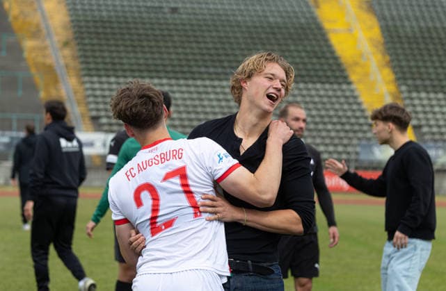 Fynn Heinze (FC Augsburg II 20), Schlußjubel nach dem Klassenerhalt des FC Augsburg II, mit Florian Hangl (FC Augsburg II 27); FC Augsburg II vs. FC Memmingen, 34. Spieltag, Saison 2025-2026;