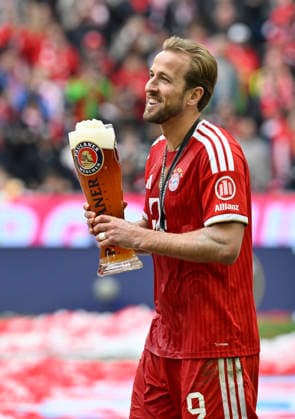 Meisterfeier, FC Bayern Muenchen feiert den 35. Meisterschaftstitel Schale Meisterschale Bierdusche, Weissbierdusche, Bier, Harry Kane FC Bayern Muenchen FCB (09) FC Bayern Muenchen FCB vs 1. FC Koeln 16.05.2026 DFL REGULATIONS PROHIBIT ANY USE OF PHOTOGRAPHS AS IMAGE SEQUENCES AND OR QUASI-VIDEO FC Bayern Muenchen FCB vs 1. FC Koeln