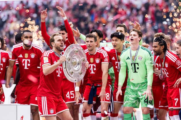 MUNICH, GERMANY - MAY 16: Deutscher Fussballmeister 2026 - Harry Kane (FC Bayern Muenchen, 9) holding up the trophy in front of his team after the Bundesliga match between FC Bayern Muenchen vs. 1. FC Koeln at Allianz Arena on matchday 34 of the 1. Bundesliga on May 16, 2026 in Munich, Germany. DFL REGULATIONS PROHIBIT ANY USE OF PHOTOGRAPHS AS IMAGE SEQUENCES AND OR QUASI-VIDEO. Bavaria Germany Copyright: xSteffiexWunderlx