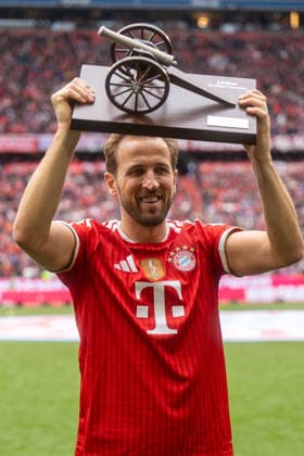 Harry Kane (FC Bayern Muenchen, 09) mit Torjaegerkanone, Torjubel, Jubel, Freude, Emotionen, Geste,, GER, FC Bayern Muenchen vs. 1. FC Koeln, Fussball, 1. Bundesliga, 34. Spieltag, Spielzeit 2025 2026, 16.05.2026, DFL REGULATIONS PROHIBIT ANY USE OF PHOTOGRAPHS AS IMAGE SEQUENCES AND OR QUASI-VIDEO, GER, FC Bayern Muenchen vs. 1. FC Koeln, Fussball, 1. Bundesliga, 34. Spieltag, Spielzeit 2025 2026, 16.05.2026, Muenchen Copyright: xEibner-Pressefoto EdwardxCheungx EP_ECG
