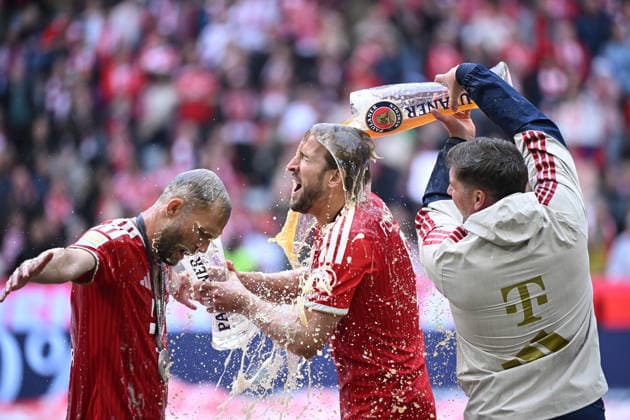 16.05.2026, xemx, Fussball 1.Bundesliga, FC Bayern Muenchen - 1.FC Köln v.l. Bierdusche Konrad Laimer (FC Bayern Muenchen) Harry Kane (FC Bayern Muenchen) (DFL DFB REGULATIONS PROHIBIT ANY USE OF PHOTOGRAPHS as IMAGE SEQUENCES and or QUASI-VIDEO) Muenchen