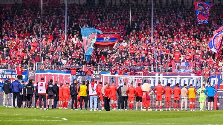 GER, 1. FBL, 1. FC Heidenheim vs 1. FSV Mainz 05 16.05.2026, Voith-Arena, Heidenheim, GER, 1. FBL, 1. FC Heidenheim vs 1. FSV Mainz 05, im Bild trotz Abstieg werden die Heidenheimer Spieler von ihren Fans im Fanblock gefeiert