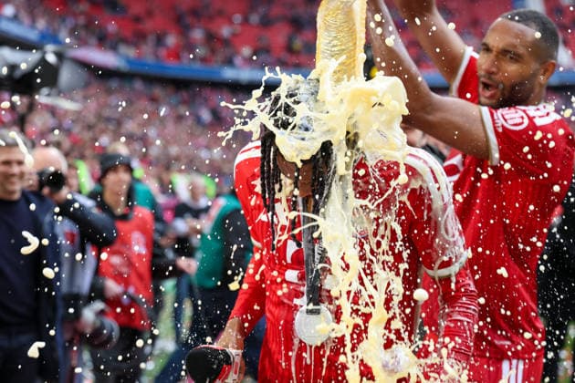 Bierdusche Michael Olise (FC Bayern Muenchen, 17) bei der Meisterfeier des FC Bayern Muenchen, mit Jonathan Tah (FC Bayern Muenchen, 04), GER, FC Bayern Muenchen vs. 1. FC Koeln, Fussball, Bundesliga, 34. Spieltag, Saison 2025 2026, 16.05.2026, DFL DFB REGULATIONS PROHIBIT ANY USE OF PHOTOGRAPHS as IMAGE SEQUENCES and or QUASI-VIDEO, GER, FC Bayern Muenchen vs. 1. FC Koeln, Fussball, Bundesliga, 34. Spieltag, Saison 2025 2026, 16.05.2026 Muenchen Copyright: xEibner-Pressefoto JennixMaulx EP_JML