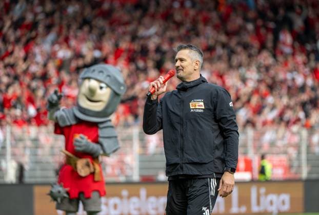 Fußball, Herren, Saison 2025 2026, 1. Bundesliga (34. Spieltag), 1. FC Union Berlin - FC Augsburg, v. l. Maskottchen Ritter Keule (1. FC Union), Torwarttrainer Michael Gspurning (1. FC Union) sprach nach Abpfiff zu den Fans, 16.05. 2026, Copyright: xMatthiasxKochx
