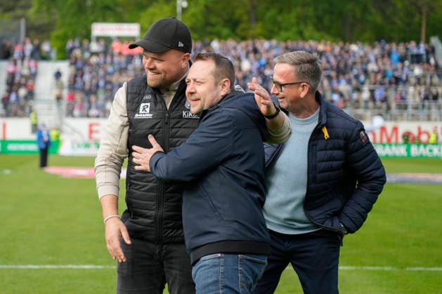 16.05.2026, Hänsch-Arena, Meppen, GER, Regionalliga-Nord, 34. Spieltag: SV Meppen vs FC St. Pauli II, Lucas Beniermann (Trainer SV Meppen) und Stefan Gette und rechts Vorstandssprecher Andreas Kremer DFL REGULATIONS PROHIBIT ANY USE OF PHOTOGRAPHS AS IMAGE SEQUENCES AND OR QUASI-VIDEO. Meppen Niedersachsen Deutschland Hänsch-Arena