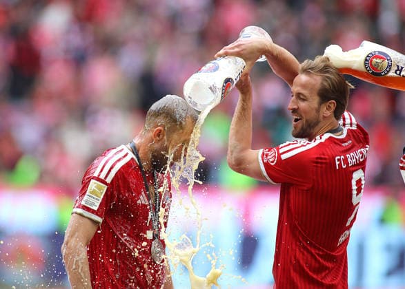 Fussball, Herren, Bundesliga, Saison 2025 2026, FC Bayern München - 1.FC Köln, Allianz Arena Meisterfeier nach dem Spiel mit Bierdusche, Weissbierdusche, hier Konrad Laimer (FC Bayern München) (li.) mit Harry Kane (FC Bayern München) (re.) DFB, DFL regulations prohibit any use of photographs as image sequences and or quasi-video