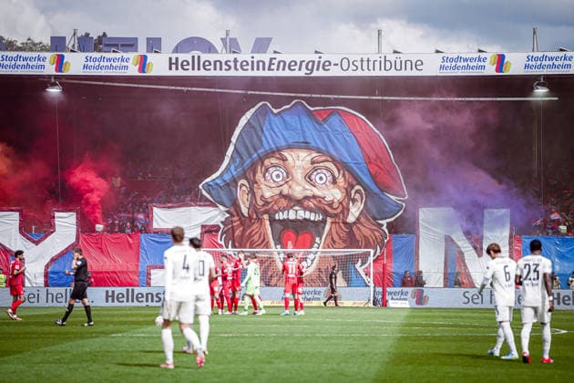 Deutschland: Fussball: 1. Bundesliga 2025 2026 , 34. Spieltag - 1. FC Heidenheim vs 1. FSV Mainz 05 - Voith-Arena (Heidenheim an der Brenz) : Choreo, Choreographie, Choreografie, Fans, Tribüne Copyright: xBennetxLongx