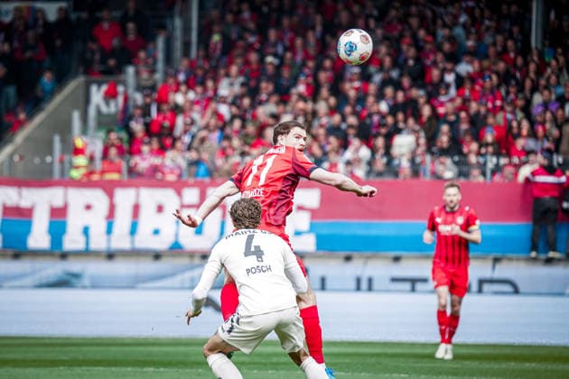 Deutschland: Fussball: 1. Bundesliga 2025 2026 , 34. Spieltag - 1. FC Heidenheim vs 1. FSV Mainz 05 - Voith-Arena (Heidenheim an der Brenz) : Budu Zivzivadze (1. FC Heidenheim, 11) und Stefan Posch Stefan Posch (1. FSV Mainz 05, 4) im Kopfballduell, Kopfball, Zweikampf, am Ball Copyright: xBennetxLongx