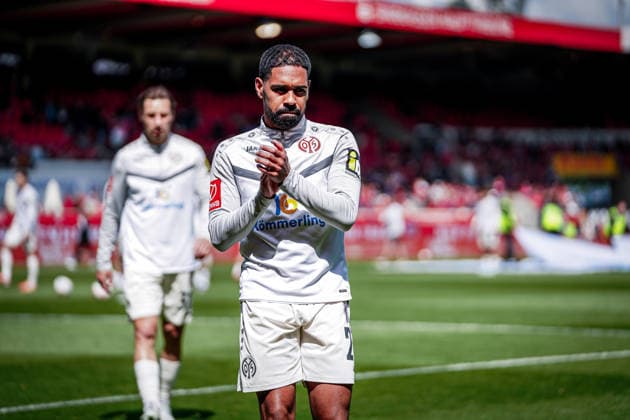 Deutschland: Fussball: 1. Bundesliga 2025 2026 , 34. Spieltag - 1. FC Heidenheim vs 1. FSV Mainz 05 - Voith-Arena (Heidenheim an der Brenz) : Phillipp Mwene (1. FSV Mainz 05, 2) Mimik, Gestik, Geste Copyright: xBennetxLongx