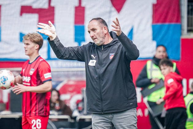 Deutschland: Fussball: 1. Bundesliga 2025 2026 , 34. Spieltag - 1. FC Heidenheim vs 1. FSV Mainz 05 - Voith-Arena (Heidenheim an der Brenz) : Frank Schmidt (Trainer, 1. FC Heidenheim) Mimik, Gestik, Geste Copyright: xBennetxLongx
